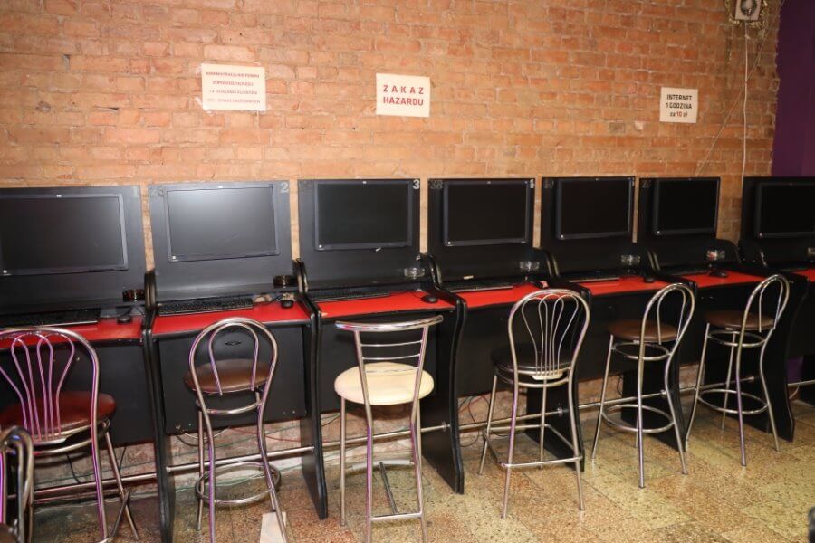 Zachodniopomorskie. Nielegalny salon gier komputerowych zamiast kwiaciarni w Dębnie.
