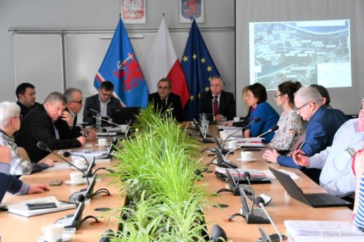 Świnoujście. Prawobrzeże. Przejście przez przejazd i dostęp do Podziemnego Miasta.