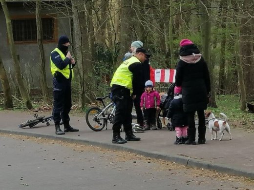 ZACHODNIOPOMORSKIE. POLICJANCI SPRAWDZAJĄ PRZESTRZEGANIE NOWYCH ZAOSTRZONYCH ZASAD BEZPIECZEŃSTWA.