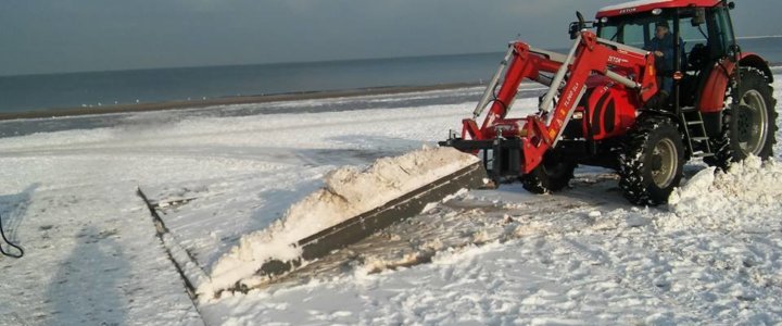 Plaża po sztormie. Zerwany trap odnalazł się w Niemczech.