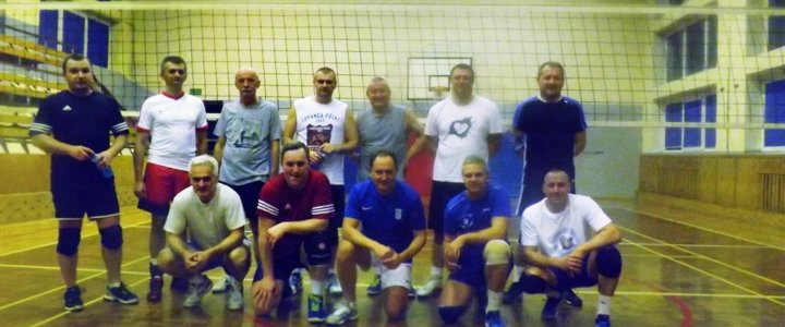 Rekreacyjny mecz piłki siatkowej.