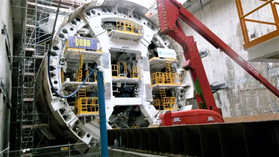 Na zdjęciu montaż maszyny TBM w komorze startowej.