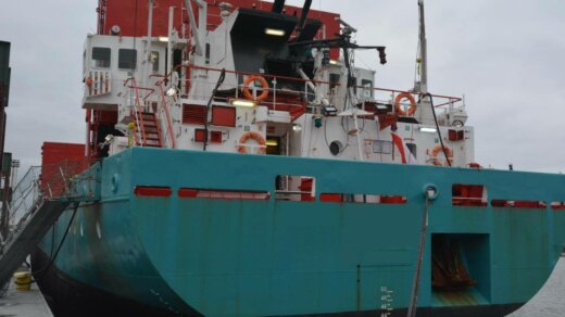 Nielegalne papierosy na statku płynącym do SzczecinaNielegalne papierosy na statku płynącym do Szczecina.