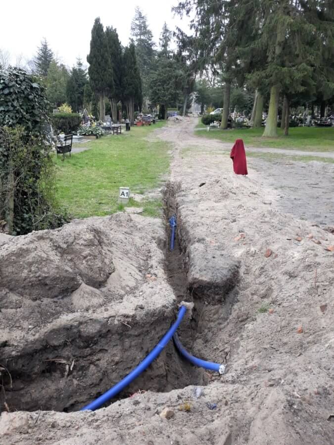 Świnoujście. Na cmentarzu. Wymieniają wodociąg.