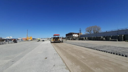 W Świnoujściu budowa przy terminalu promowym nowego parkingu dla ciężarówek osiągnęła właśnie półmetek.