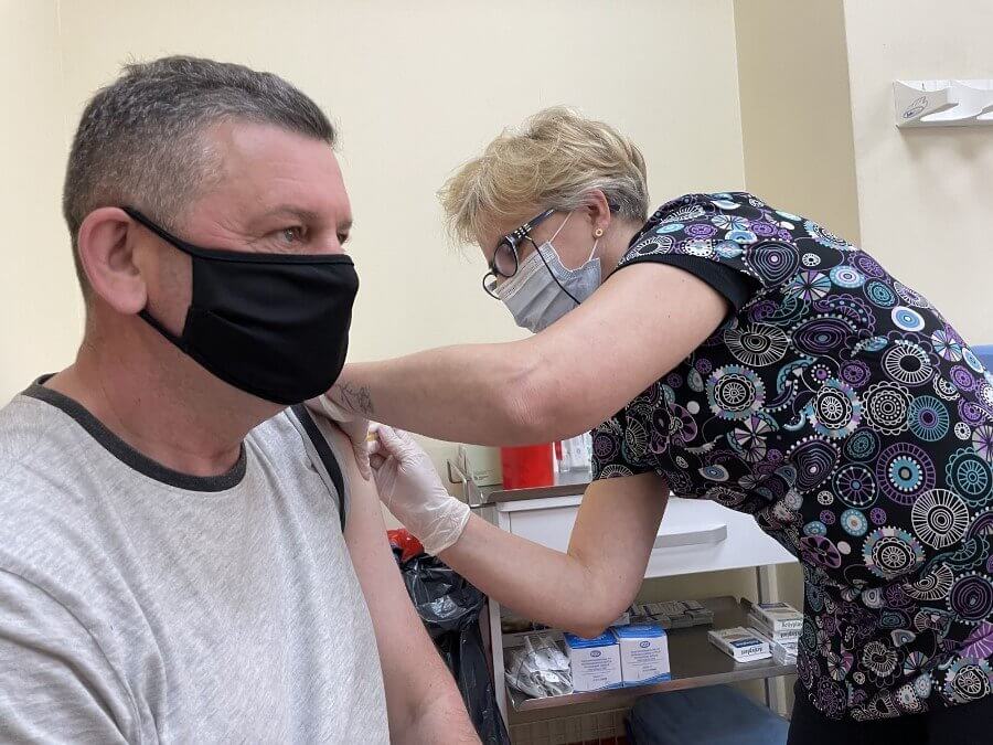 Medycy ze świnoujskiego szpitala podali już 10 tysięcy dawek szczepionek przeciw COVID-19.
