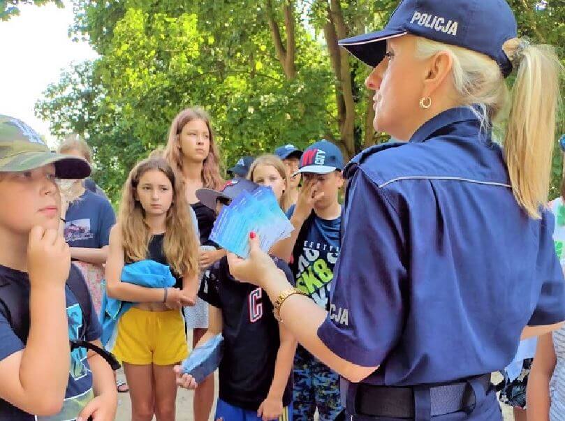 Świnoujście. BEZPIECZNE WAKACJE: POLICJANCI ODWIEDZILI MŁODZIEŻ WYPOCZYWAJĄCĄ NAD MORZEM.