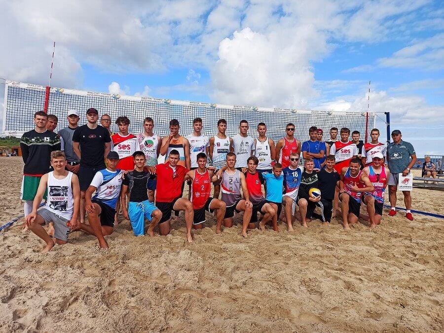 Świnoujście. Gratulacje dla zwycięzców zmagań w piłce siatkowej plażowej.