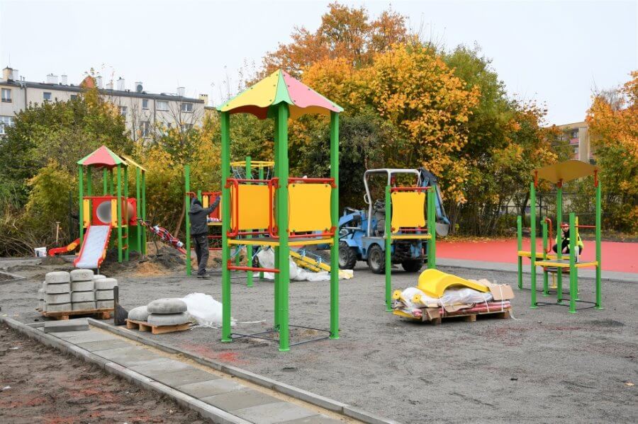 Świnoujście. Przy ulicy Piastowskiej. Kończą nowe boisko i plac zabaw.