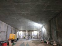 Po obu stronach Świny prowadzony jest demontaż Wyspiarki i systemów, które były potrzebne w trakcie drążenia tunelu. W ubiegłym tygodniu w komorze odbiorczej (na wsypie Wolin) rozebrano m.in. głowicę urabiającą maszyny TBM. Galeria: Budowa tunelu. Wyspa Uznam. 1-7 listopada 2021 pokaż poprzednie zdjęciapokaż następne zdjęcia Wnętrze tuneluWnętrze tuneluBiuro Centrum Obsługi, Stacja TK3 Wnętrze tuneluBiuro Centrum Obsługi, Stacja TK3 Plac przy komorze startowej - konstrukcja...Wnętrze tuneluWnętrze tuneluWnętrze tuneluWnętrze tuneluWnętrze tuneluWnętrze tuneluWnętrze tuneluWnętrze tuneluWnętrze tuneluWnętrze tuneluWnętrze tuneluBiuro Centrum Obsługi, Stacja TK3 Wnętrze tuneluBiuro Centrum Obsługi, Stacja TK3 Plac przy komorze startowej - konstrukcja... Zdemontowane elementy na bieżąco są przewożone na wcześniej przygotowane place składowe. Poza tym na wyspie Wolin na odcinku od pierwszego segmentu do szesnastego trwają prace wykończeniowe konstrukcji rampy. Demontowana jest też ściana szczelinowa zamykająca komorę odbiorczą od strony rampy. Tymczasem na wyspie Uznam, w komorze startowej uszczelniane są ściany szczelinowe. W rejonie rampy i tunelu wykonywanego metodą stropową w dalszym ciągu wykańczana i uszczelniana jest konstrukcja.Intensywne prace prowadzone są wewnątrz wydrążonego tunelu. Montowana jest stalowa konstrukcja wzmacniająca obudowę tunelu przy wyjściu ewakuacyjnym nr 1 (EE1). Z kolei przy wyjściu ewakuacyjnym nr 2(EE2) zakończono wykonanie podlewki konstrukcji wzmacniającej obudowę tunelu. Galeria: Budowa tunelu. Wyspa Wolin. 1-7 listopada 2021 pokaż poprzednie zdjęciapokaż następne zdjęcia Porządkowanie placuCzęść rampowa, uszczelnianie ścian (1)Demontaż maszyny TBM Demontaż maszyny TBM Demontaż maszyny TBM Demontaż maszyny TBM Demontaż maszyny TBM Demontaż maszyny TBM Demontaż maszyny TBM Demontaż maszyny TBM Demontaż maszyny TBM Demontaż maszyny TBM Demontaż maszyny TBM Część rampowa, R16 - wycinanie ściany,...Demontaż maszyny TBM (3)Demontaż maszyny TBM (6)Demontaż maszyny TBM (1)Demontaż maszyny TBM (8)Demontaż maszyny TBM Demontaż maszyny TBMDemontaż maszyny TBM Demontaż maszyny TBM Porządkowanie placuCzęść rampowa, uszczelnianie ścian (1)Demontaż maszyny TBM Demontaż maszyny TBM Przygotowywana jest druga maszyna (TULC), która będzie potrzebna do realizacji konstrukcji wewnętrznych w tunelu. Wciąż trwa wiercenie i wklejanie kotew pod wsporniki dla prefabrykatów. Odbywa się także demontaż rurociągów technologicznych TBM. Nieustanie pracuje zakład prefabrykacji. Powstaje tam zbrojenie dla prefabrykatów oraz prefabrykaty potrzebne do konstrukcji wewnętrznych w tunelu. Wykonane elementy są transportowane na place składowe. Trwa również murowanie ścian zewnętrznych w budynkach biura Centrum Obsługi. Przy trafostacji TK3 kontynuowane są roboty fundamentowe oraz przygotowywane jest podłoże i wykonywana jest warstwa betonu podłoża wewnątrz budynku. Na obu wyspach wciąż prowadzone są roboty drogowe i humusowanie. Przebudowywane i budowane są sieci uzbrojenia terenu oraz infrastruktury drogowej. mat. Urząd Miasta Świnoujście/Sweco