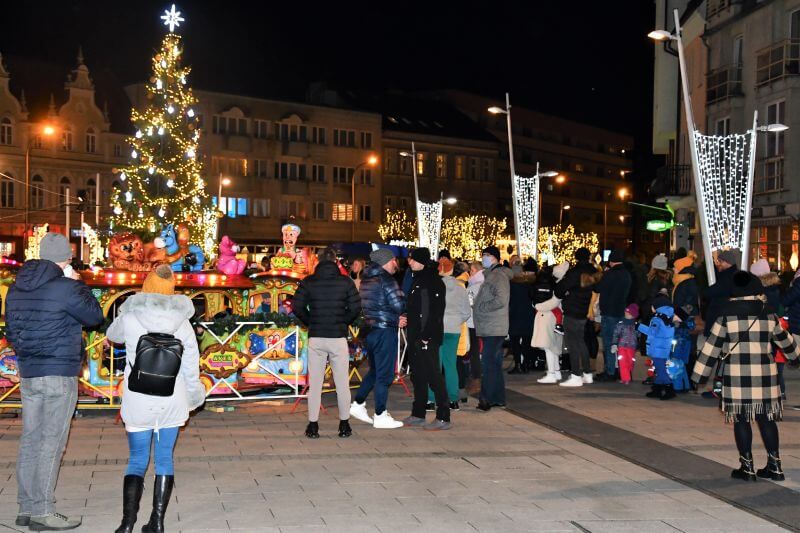 ŚWINOUJSKA CHOINKA JUŻ ŚWIECI!