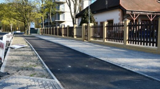 Świnoujście. Ulica Jachtowa. Kończą budowę drogi dla rowerzystów i chodnika.