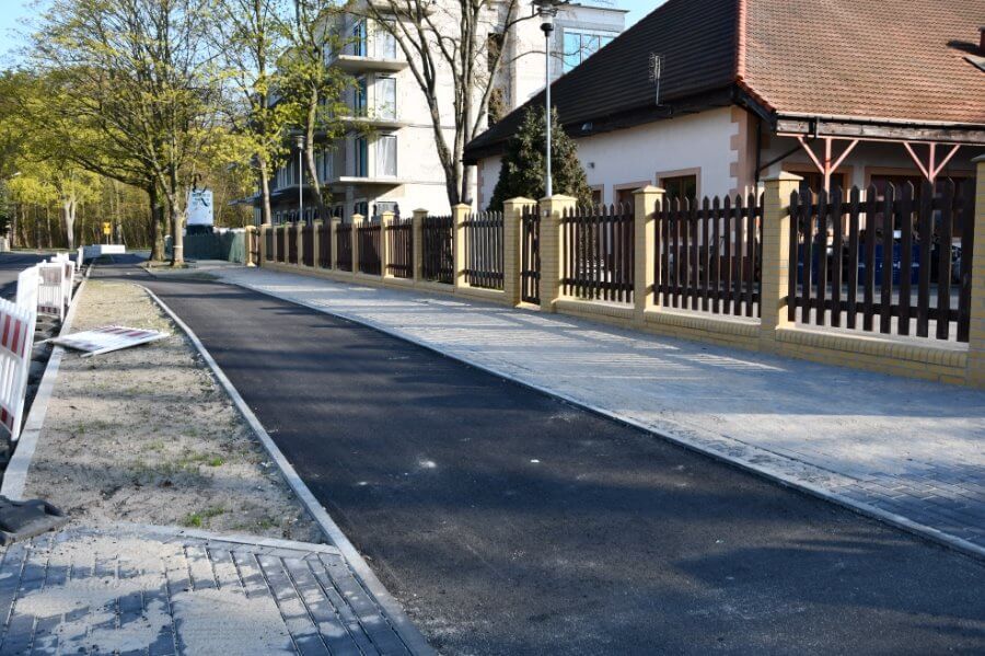 Świnoujście. Ulica Jachtowa. Kończą budowę drogi dla rowerzystów i chodnika.