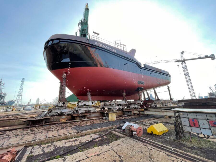 Nowy statek pożarniczy „Strażak-28” opuścił halę stoczniową. Budowany jest teraz na placu. Szczegóły i zdjęcia w załączeniu.