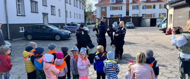 Świnoujście. „MOTYLKI” W JEDNOSTCE POLICJI – CZYLI O ZAWODZIE POLICJANTA ORAZ BEZPIECZEŃSTWIE NA DRODZE.