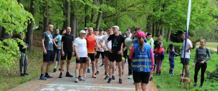 Świnoujście. Jest sobota, jest parkrun! Wiosna w pełnym rozkwicie, o czym przypomina bujnie kwitnąca roślinność i śpiew ptaków.