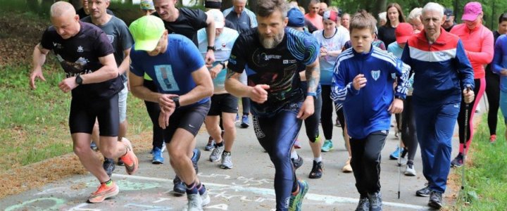 Parkrun Świnoujście. Na linii startu stanęło dzisiaj 41 uczestników z czego 18 to zawodniczki a pozostałe 23 osoby to zawodnicy.