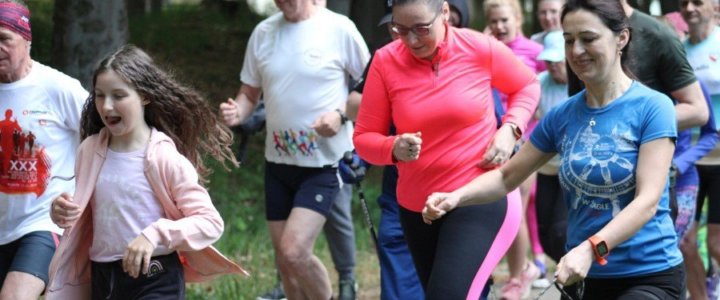 Świnoujście parkrun. Zmienne warunki atmosferyczne, silny wiatr, chmury i co jakiś czas pojawiające się słońce przywitały sobotniego poranka, grupę miłośników aktywnego spędzania czasu.