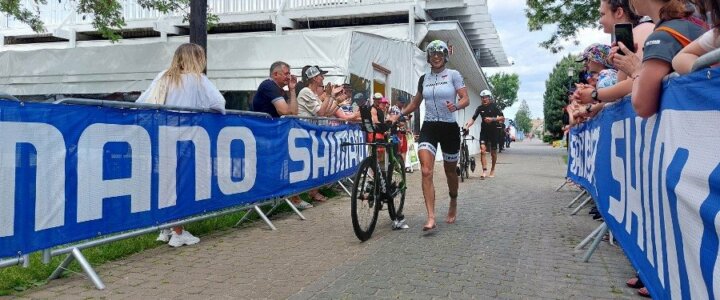 Aleksandra Andryszak ze Świnoujścia ze złotym medalem na Marbruk Triathlon Charzykowy.