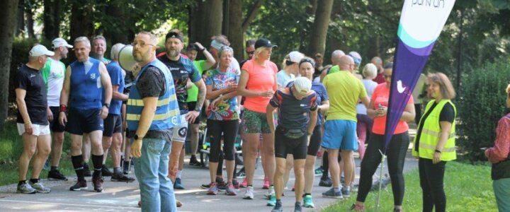 Upalny 245 parkrun. Rozsłoneczniony świnoujski Park Zdrojowy ponownie gościł porannych biegaczy.