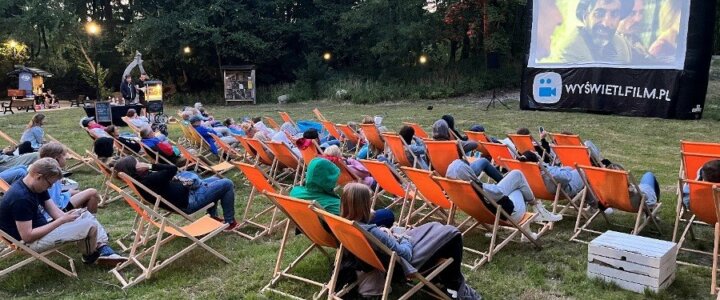 Świnoujście. Wstęp bezpłatny. Już w tę sobotę - kino na leżakach.