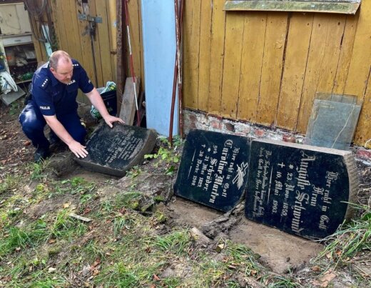 Zachodniopomorskie. PŁYTY NAGROBNE JAKO CHODNIK NA DZIAŁCE.