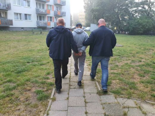 POSZUKIWANY 5 LISTAMI GOŃCZYMI ZATRZYMANY PRZEZ STARGARDZKICH POLICJANTÓW NA TERENIE ŚWINOUJŚCIA.