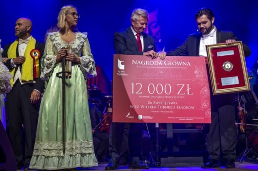OBSYPANY RÓŻAMI: TENOR Z UKRAINY ZWYCIĘZCĄ WIELKIEGO TURNIEJU TENORÓ W OPERY NA ZAMKU W SZCZECINIE.
