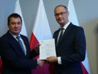 Wicewojewoda Tomasz Wójcik przekazuję decyzję ZRID Dyrektorowi GDDKiA o Szczecin Łukaszowi Lendnerowi
