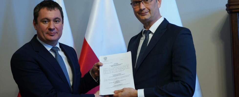 Wicewojewoda Tomasz Wójcik przekazuję decyzję ZRID Dyrektorowi GDDKiA o Szczecin Łukaszowi Lendnerowi