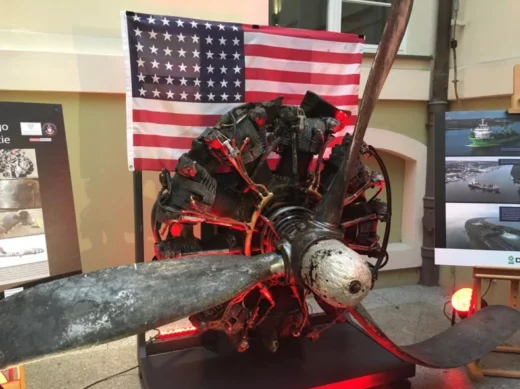 Wydobyty z Zalewu Szczecińskiego silnik bombowca B-17 na wystawie, fot. Zarząd Morskich Portów Szczecin i Świnoujście