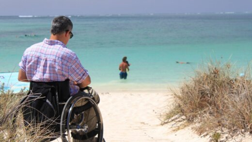 niepełnosprawny na wózku inwalidzkim na plaży