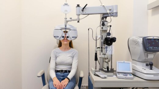 doctor-testing-patient-eyesight_wp