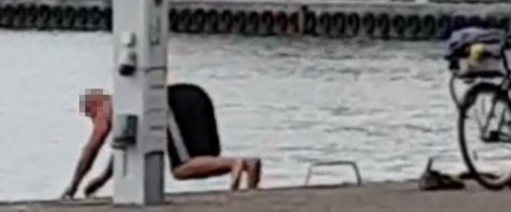 220-89209 Świnoujście. NIEODPOWIEDZIALNY 55-LATEK WSKOCZYŁ DO KANAŁU PORTOWEGO