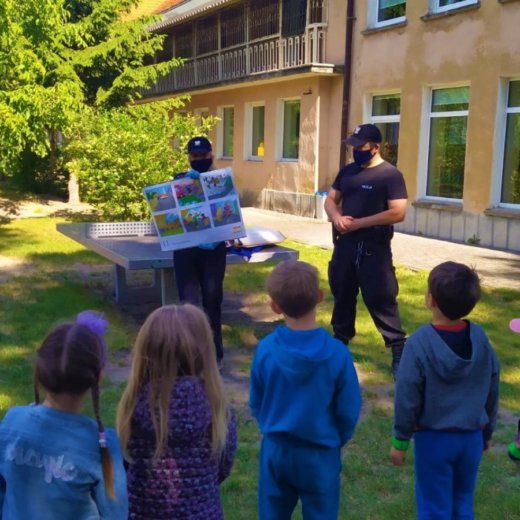 220-91086 BEZPIECZNE WAKACJE ZE ŚWINOUJSKIMI POLICJANTAMI.