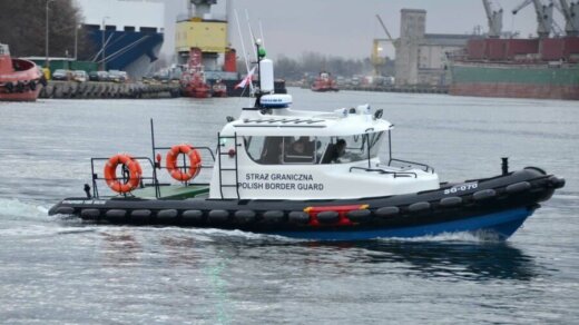 Podejrzane silniki i łódź na Kanale Piastowskim w Świnoujściu.