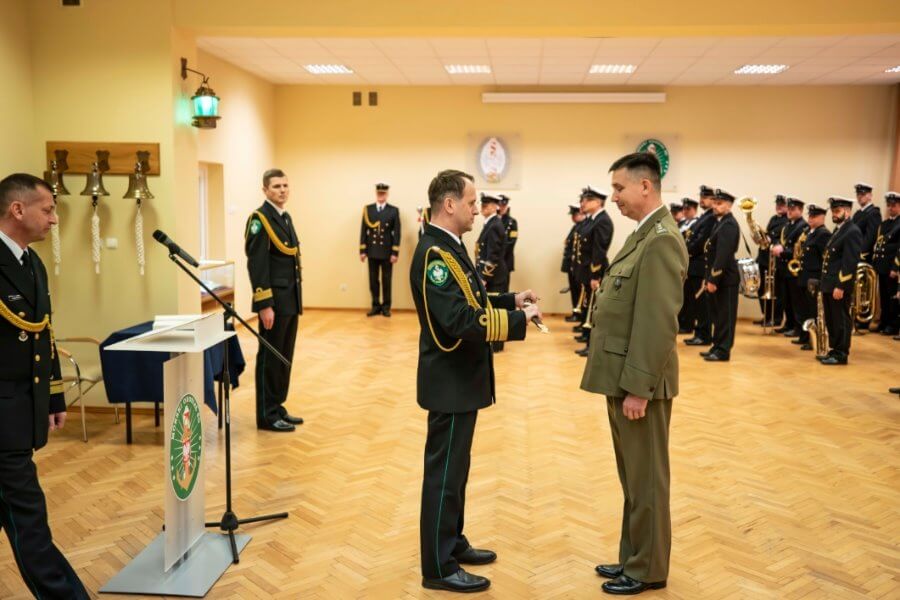 Komendant szczecińskiej Straży Granicznej żegna się z mundurem.