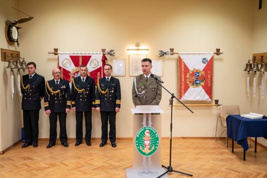 Komendant szczecińskiej Straży Granicznej żegna się z mundurem.