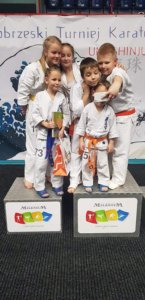 Bardzo udany start najmłodszych zawodników Świnoujskiej Akademii Karate Kyokushin na zawodach w Kołobrzegu.