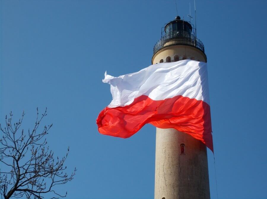 Świnoujście. Największa flaga Polski na najwyższej latarni morskiej.