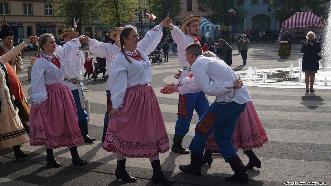 Już po raz piąty na Placu Zwycięstwa w Gryficach odbyła się impreza „Czas Poloneza”.