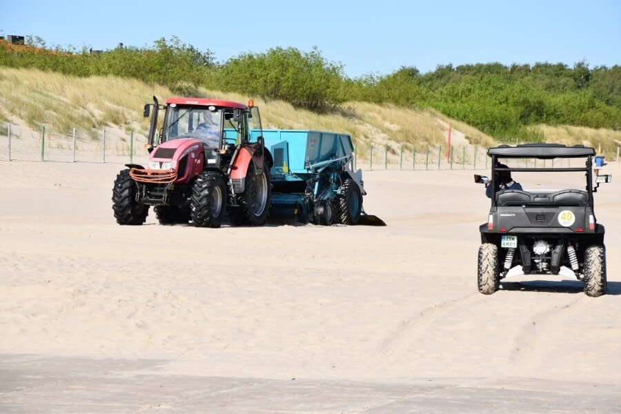 Świnoujście. Plażowy odkurzacz sprząta najszerszą plażę na polskim wybrzeżu.