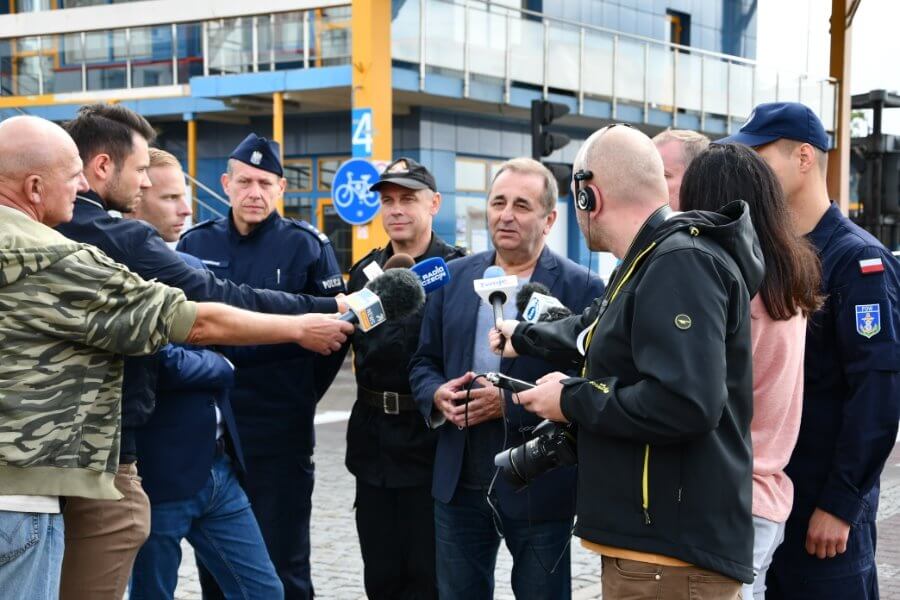 Okręt z niebezpieczną bombą bezpiecznie opuścił Świnoujście.