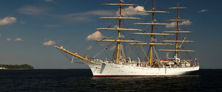 DAR MŁODZIEŻY OPUSZCZA GDYNIĘ