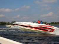 Finał wyścigu szybkich morskich łodzi motorowych