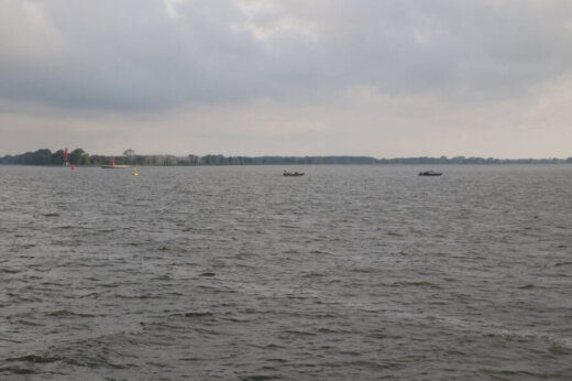 Okręt z niebezpieczną bombą bezpiecznie opuścił Świnoujście