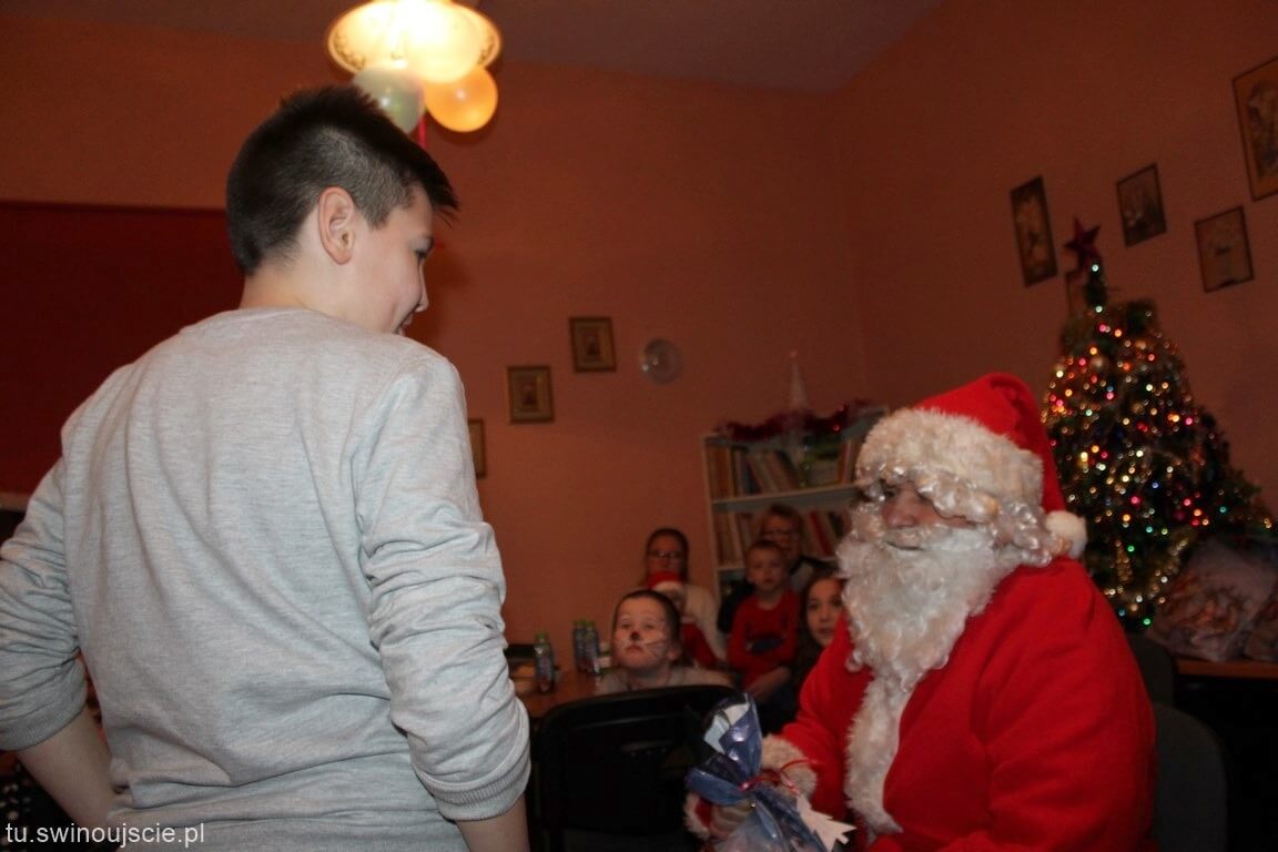 Ościęcin. Mikołaj obdarował dzieci prezentami