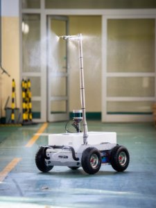 Super robot Zachodniopomorskiego Uniwersytetu Technologicznego w walce z koronawirusem.