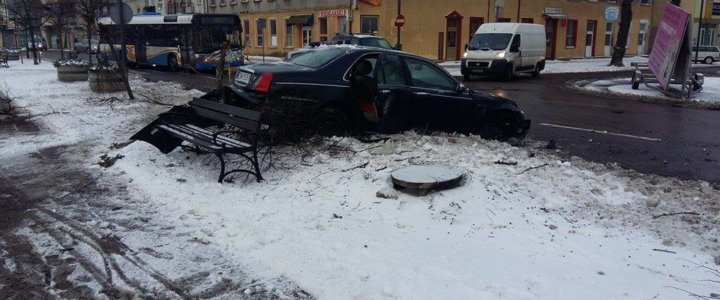 Na wybrzeżu Władysława IV auto wpadło w poślizg