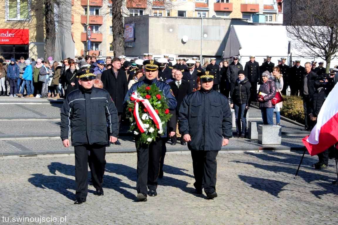 Dzisiaj w południe na Placu Słowiańskim w Świnoujściu pod pomnikiem „Bohaterom Walki o Niepodległość Rzeczpospolitej” odbyły się uroczystości związane z „Narodowym Dniem Pamięci Żołnierzy Wyklętych”
